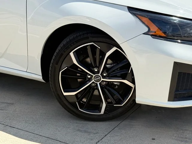 Used 2024 Glacier White Nissan 2.5 SR image 2