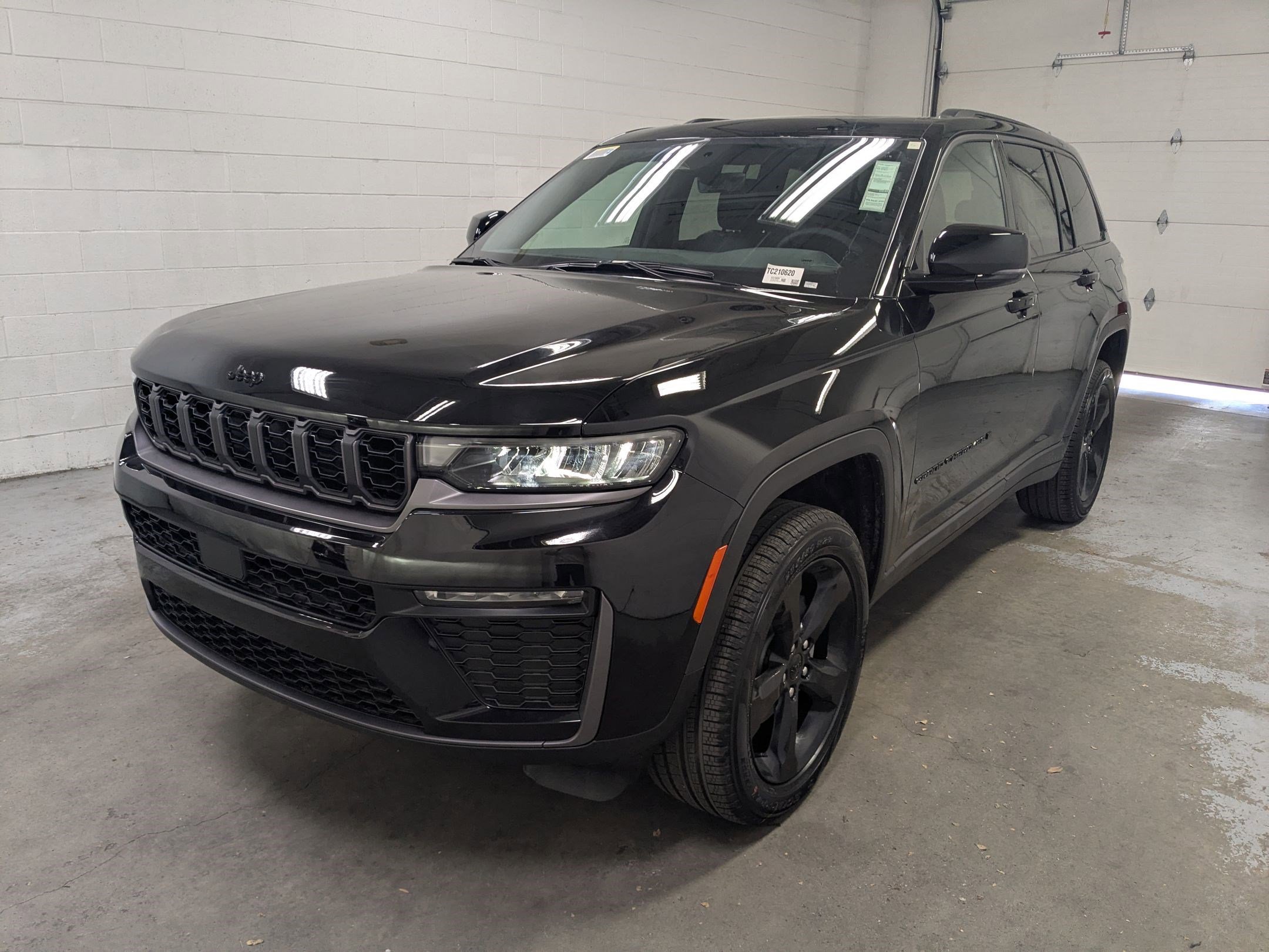 New 2026 Diamond Black Crystal Pearl-Coat Exterior Paint Jeep Limited image 9