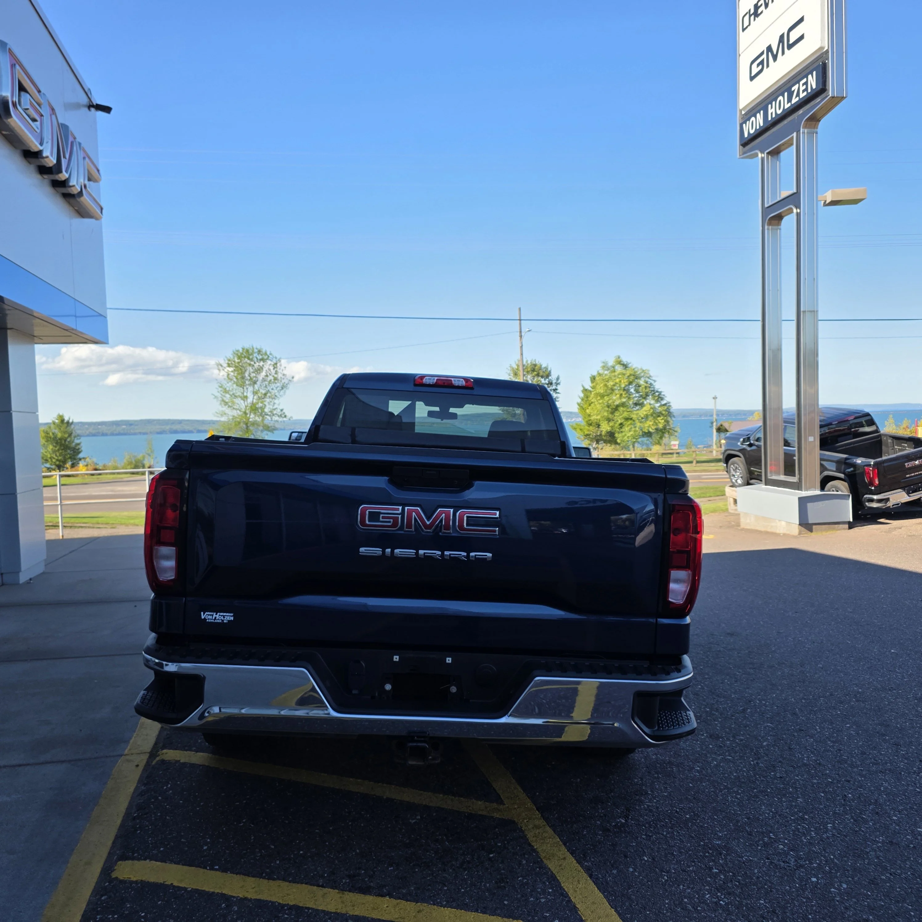 Used 2020 PACIFIC BLUE METALLIC GMC 4WD Regular Cab Long Box image 3