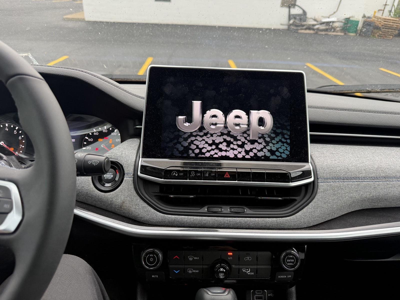 Used 2022 White Jeep Latitude image 5