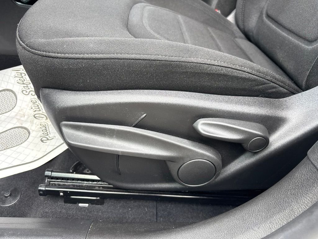 Used 2021 White Jeep Latitude image 13