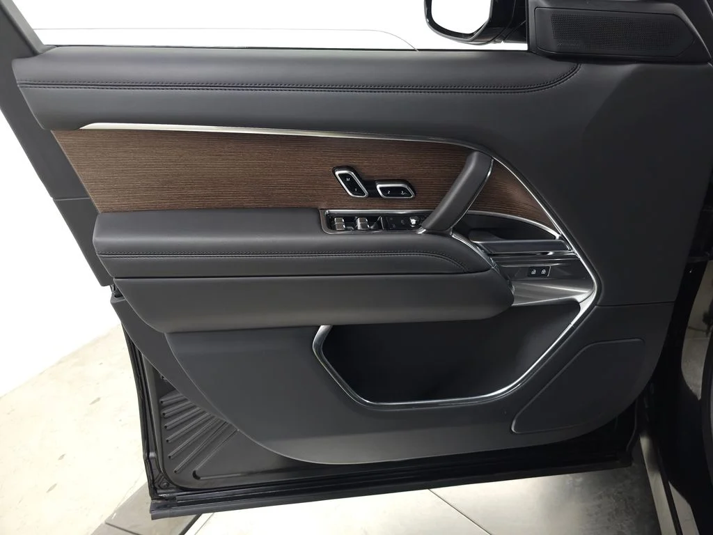 Certified Used 2025 Black Land Rover SE image 14