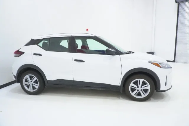 Used 2025  Nissan S image 4