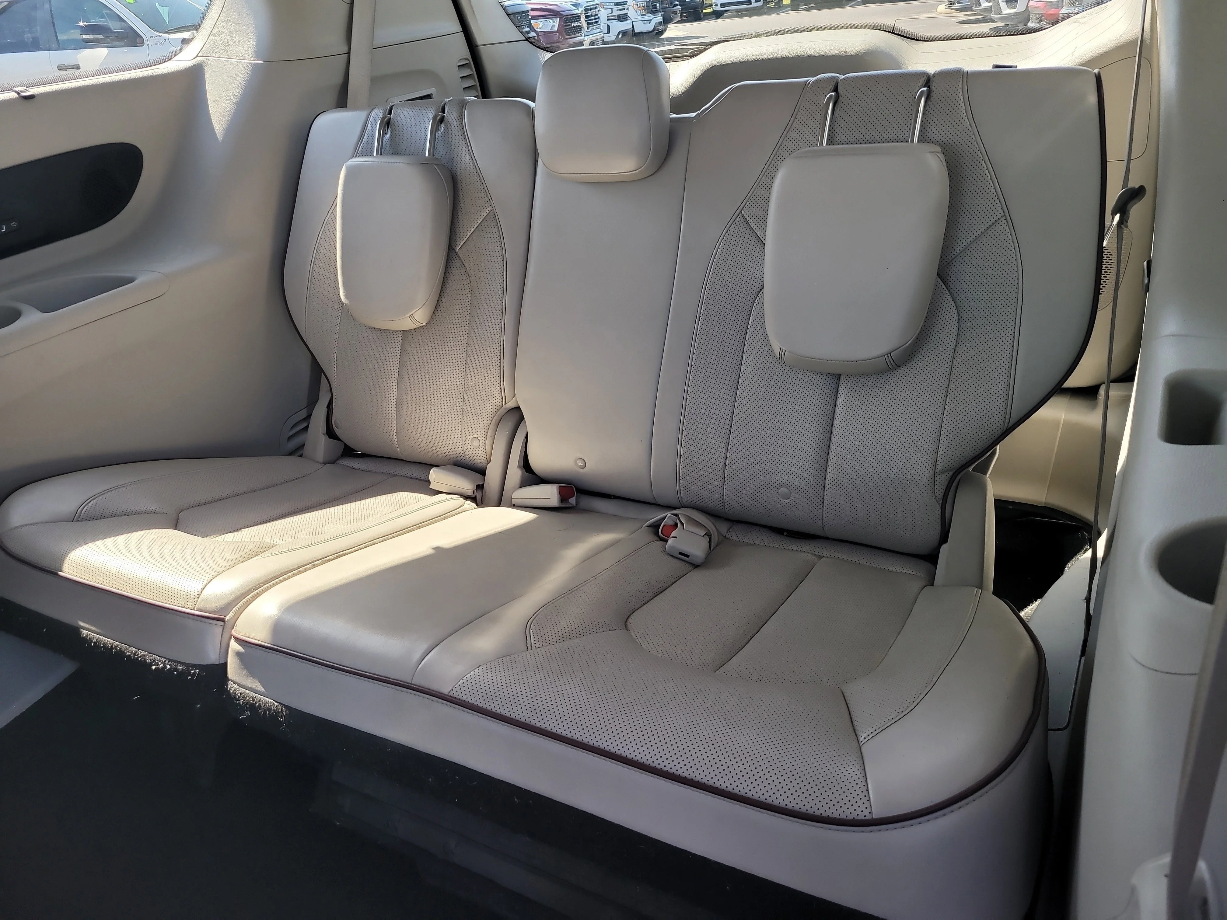 Used 2020 Bright White Clearcoat Chrysler Limited image 11