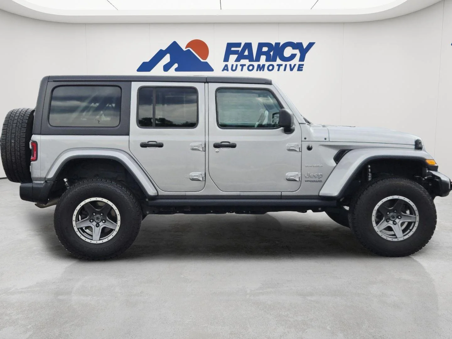 Used 2020 Billet Silver Metallic Jeep Sahara image 4