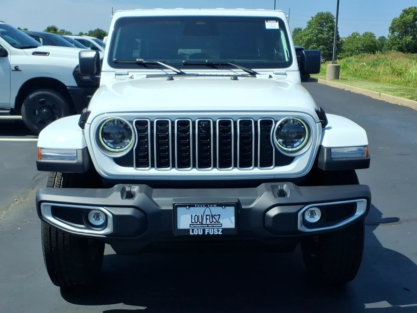 New 2026 Bright White Clear-Coat Exterior Paint Jeep Sahara image 21