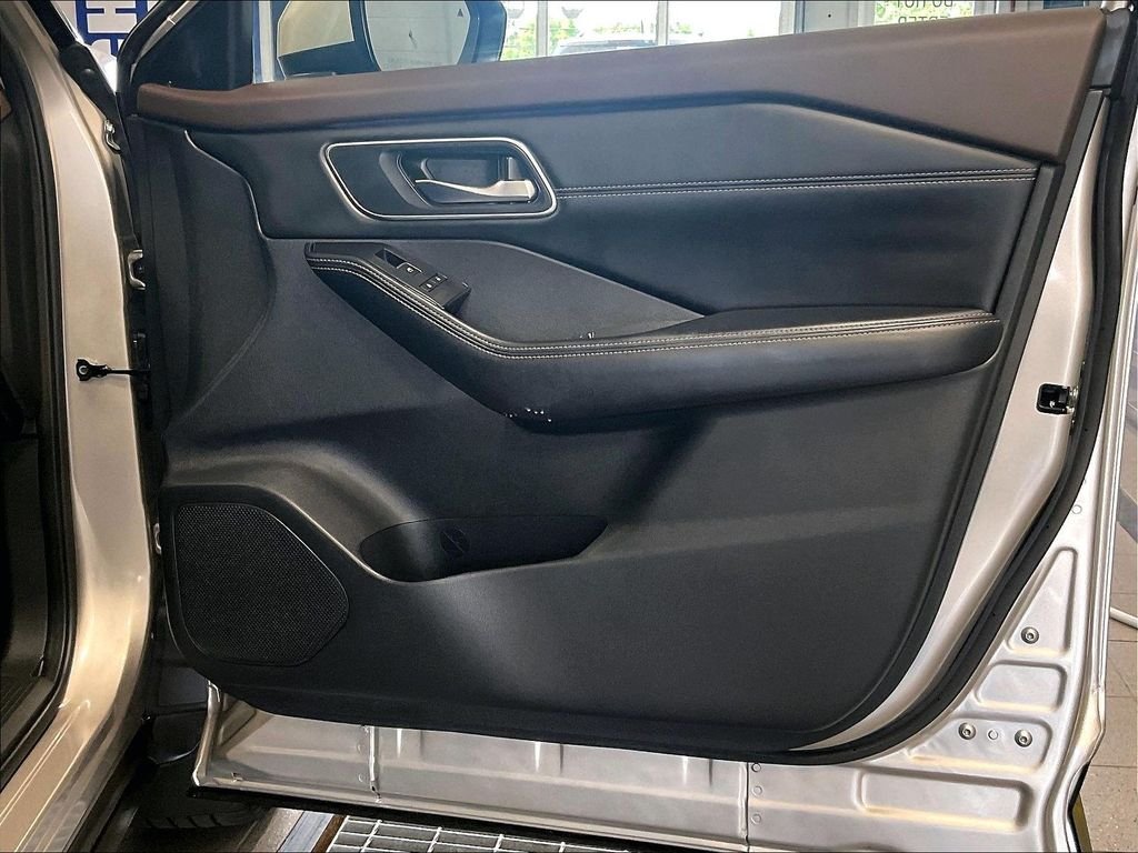 Used 2023 Gold Nissan Platinum image 12