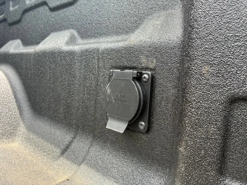 Used 2024 Summit White GMC Elevation image 12