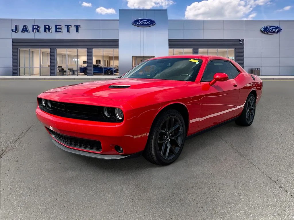 Used 2023 Red Dodge SXT image 2