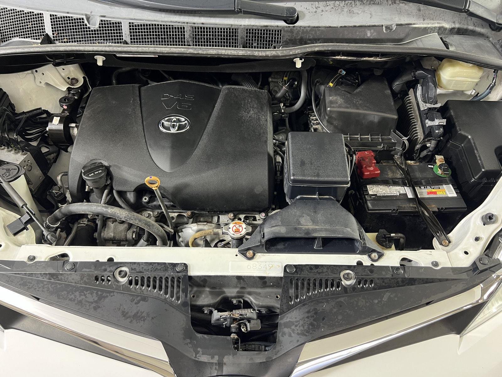 Used 2019 Super White Toyota LE 8-Passenger image 29
