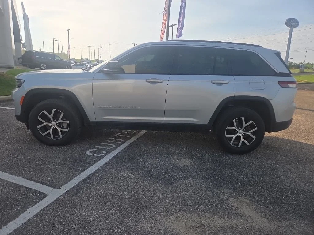 Used 2025 Silver Jeep Limited image 6