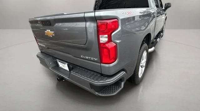 Used 2022 Satin Steel Metallic Chevrolet Custom image 35