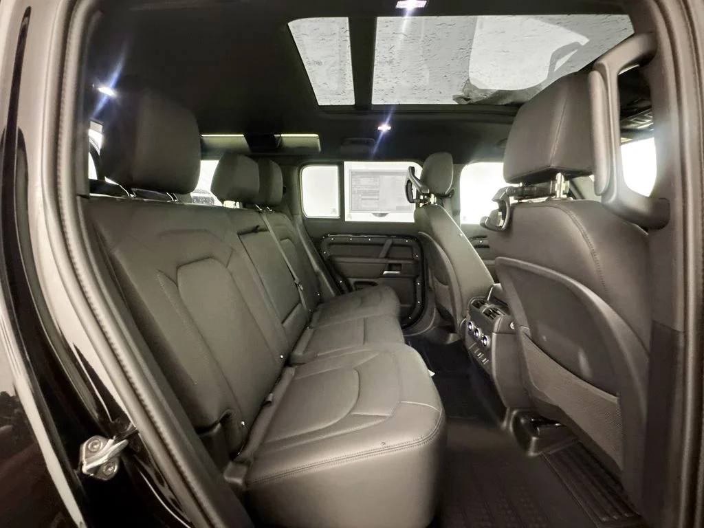 New 2026 Santorini Black Land Rover X-Dynamic SE image 26