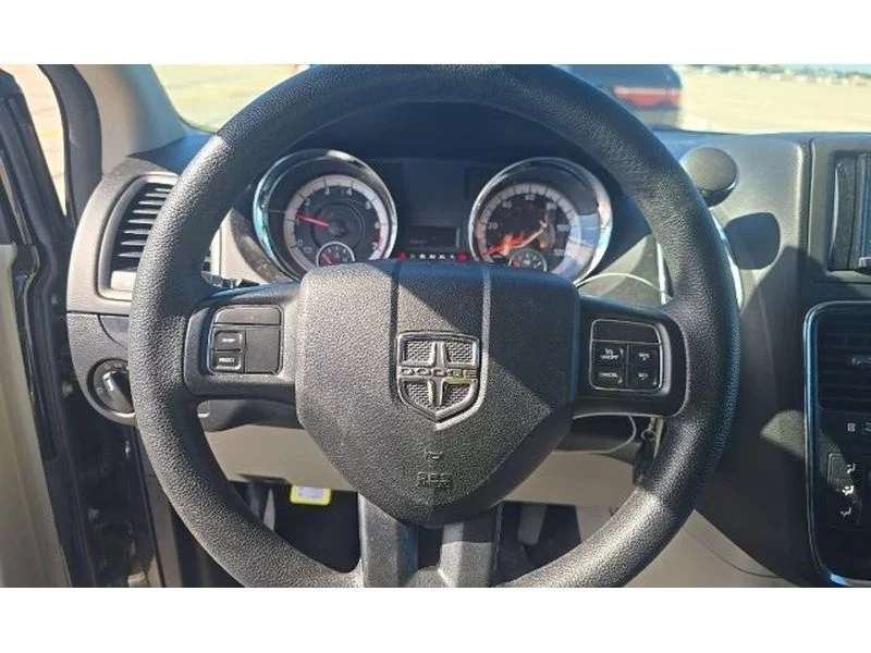 Used 2017 Black Onyx Crystal Pearlcoat Dodge SE image 6