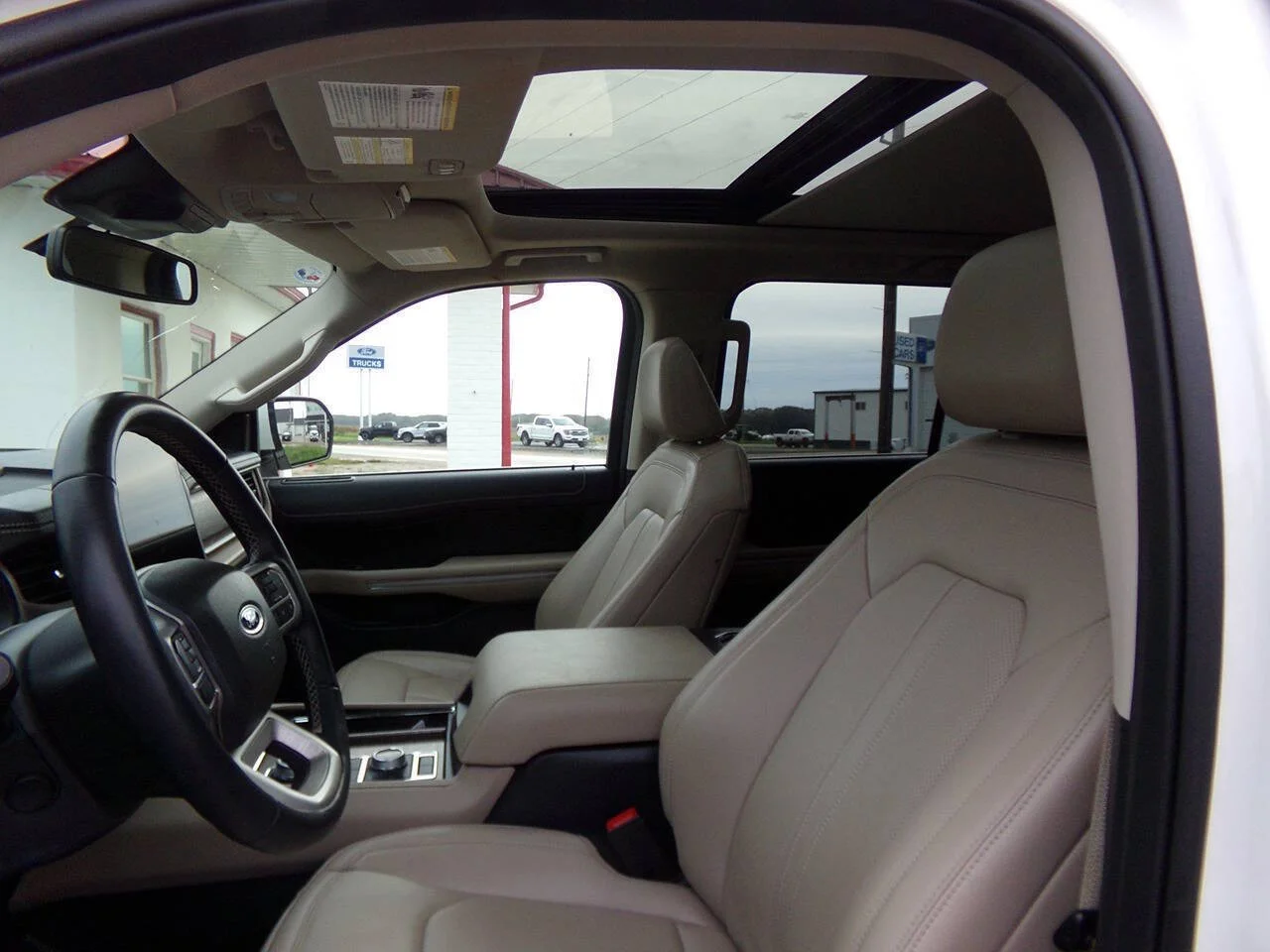 Used 2024 Oxford White Ford Limited 4x4 4dr SUV image 11