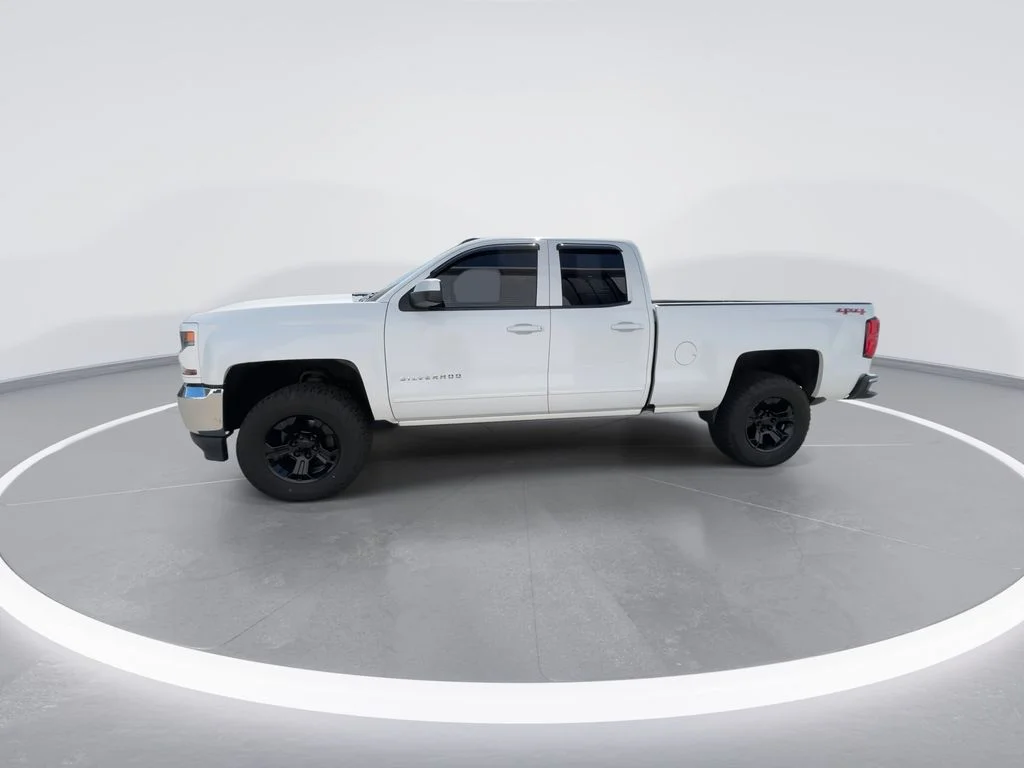 Used 2017 White Chevrolet LT image 5