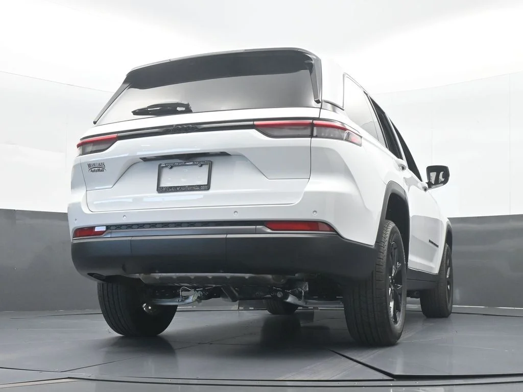 New 2026 Bright White Clear-Coat Exterior Paint Jeep Laredo image 58