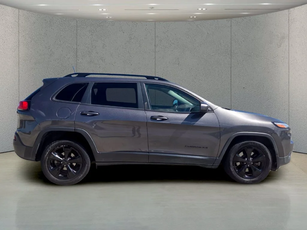 Used 2018 Gray Jeep Latitude image 6