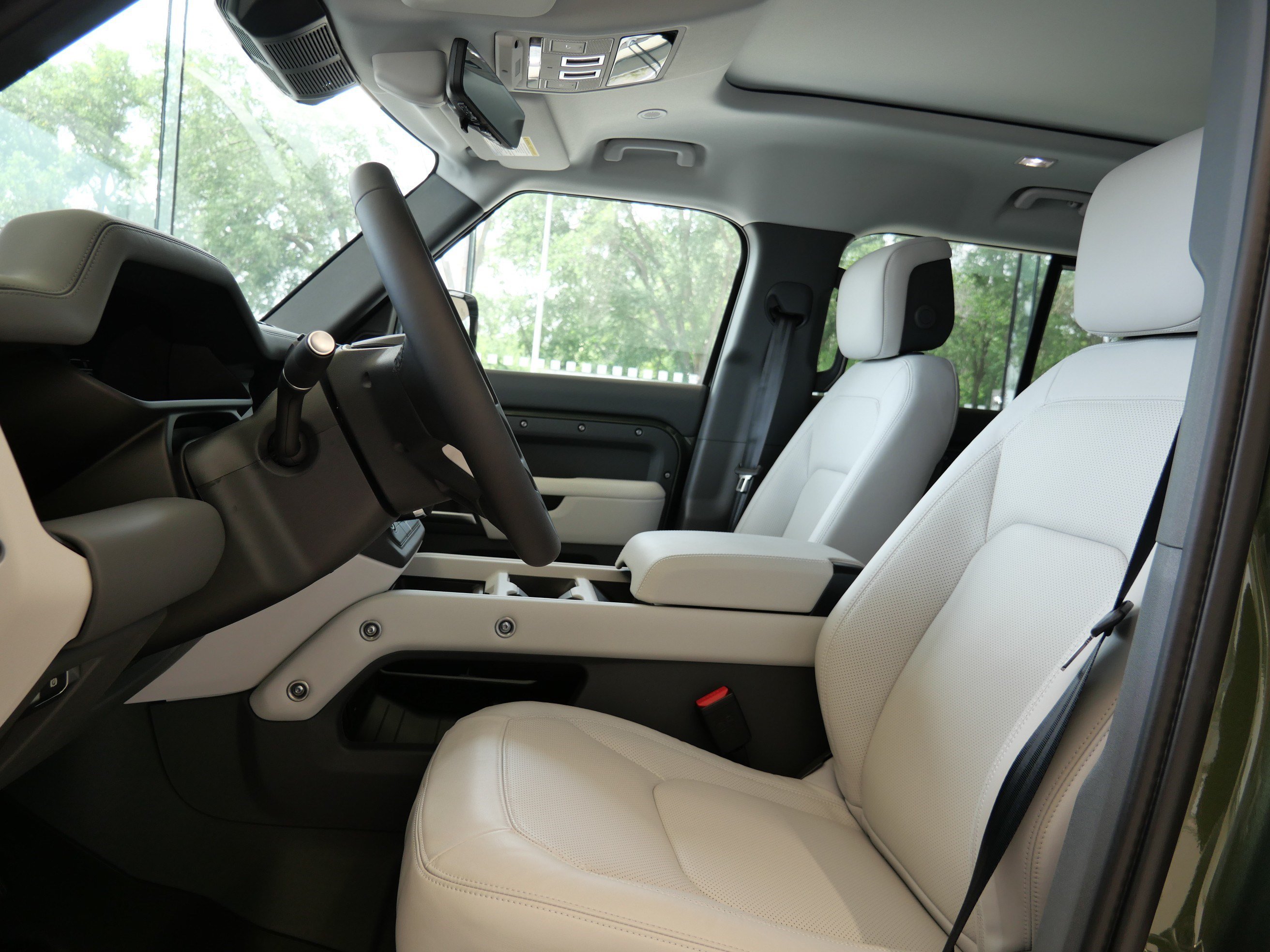 New 2026 Woolstone Green Land Rover X-Dynamic SE image 3
