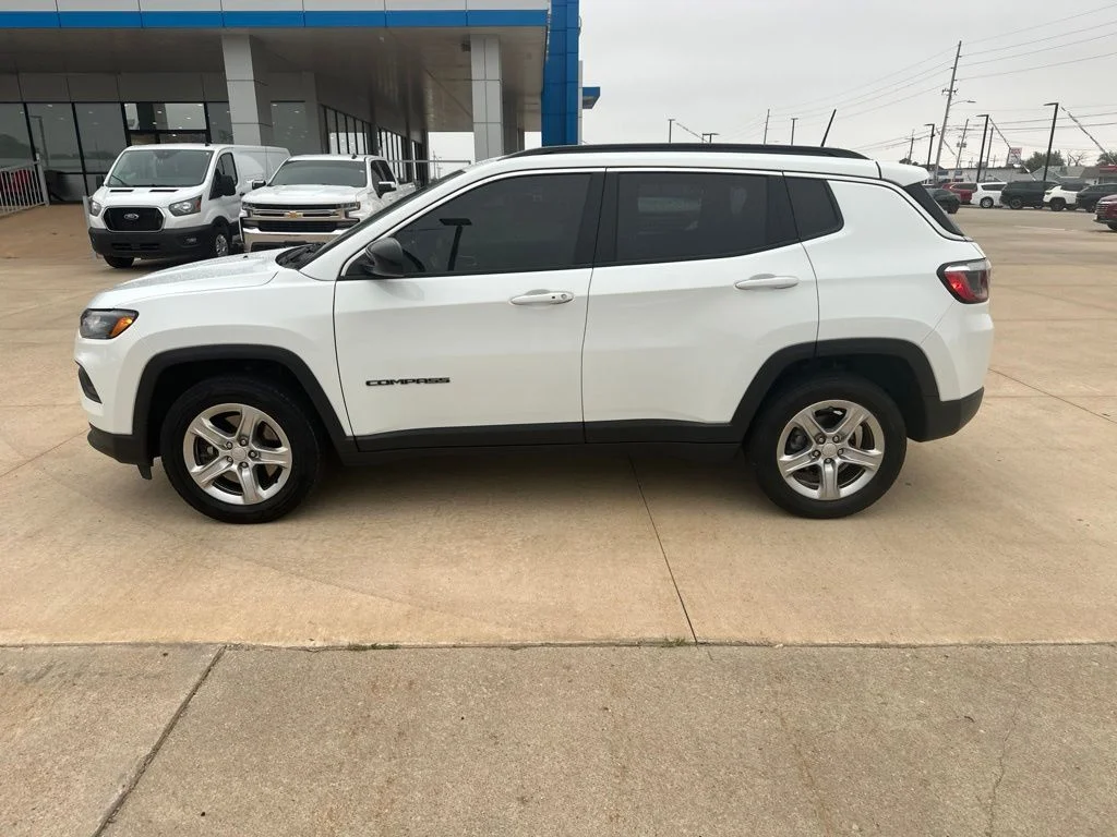 Used 2023 White Jeep Latitude image 28