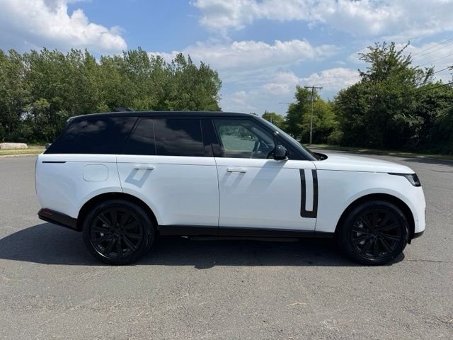 New 2026 Ostuni Pearl White Land Rover SE image 6