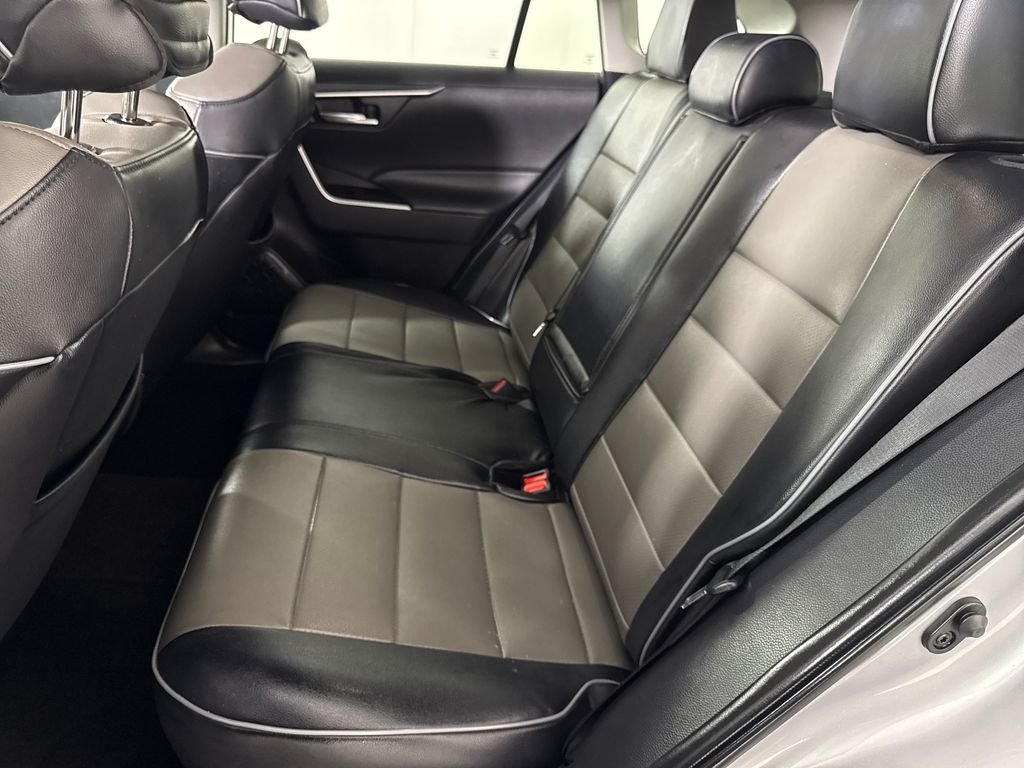 2025 Toyota RAV4 XLE - Photo 13