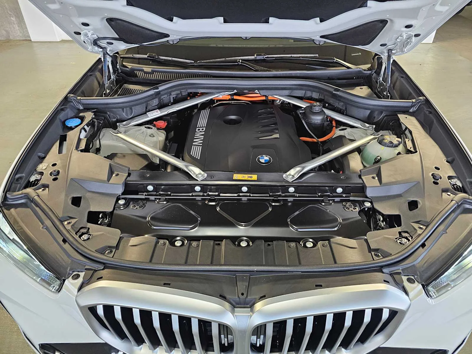 New 2026 Alpine White BMW xDrive50e image 9