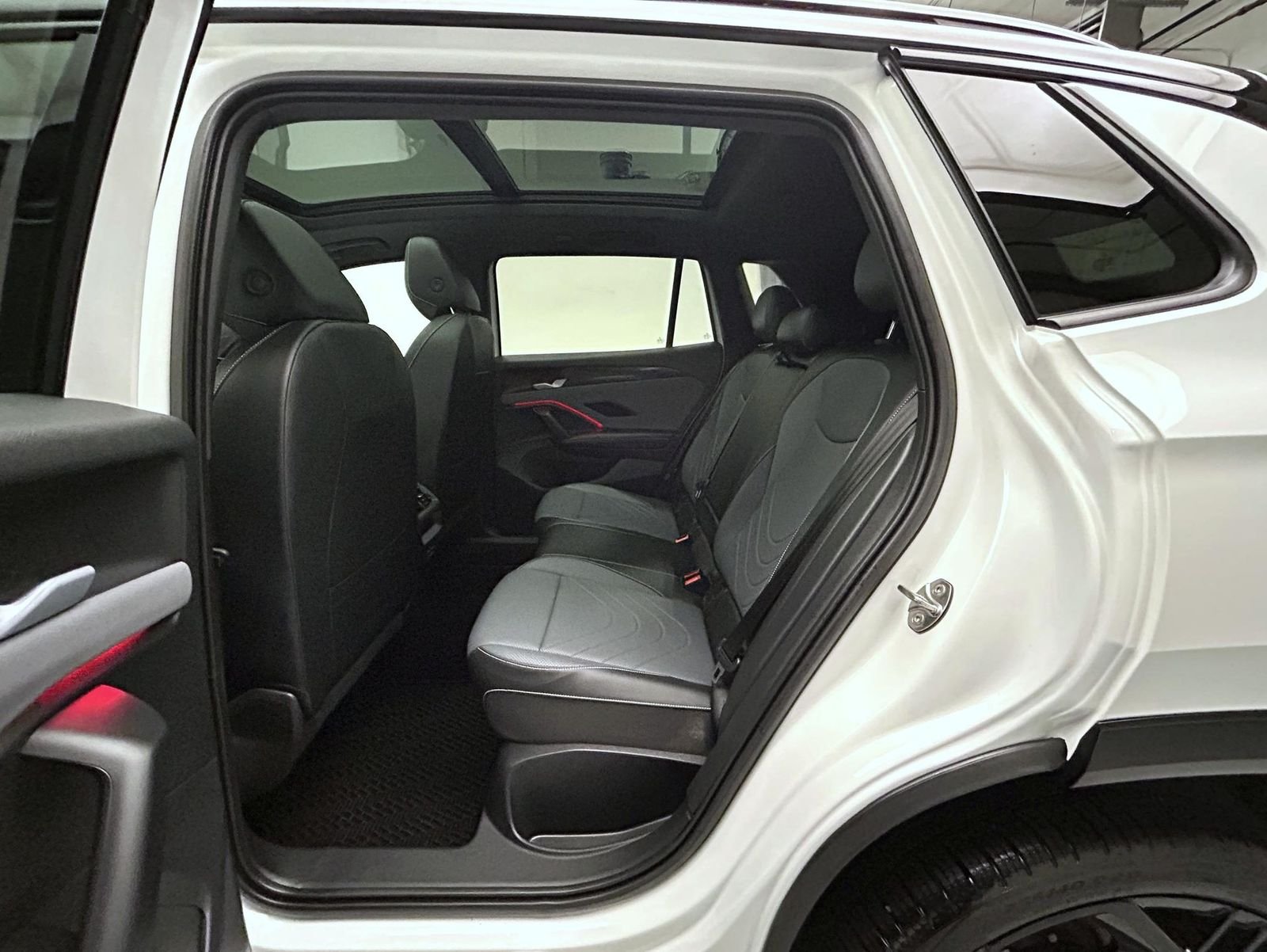 Used 2025 White Volkswagen 2.0T SE R-Line Black image 19