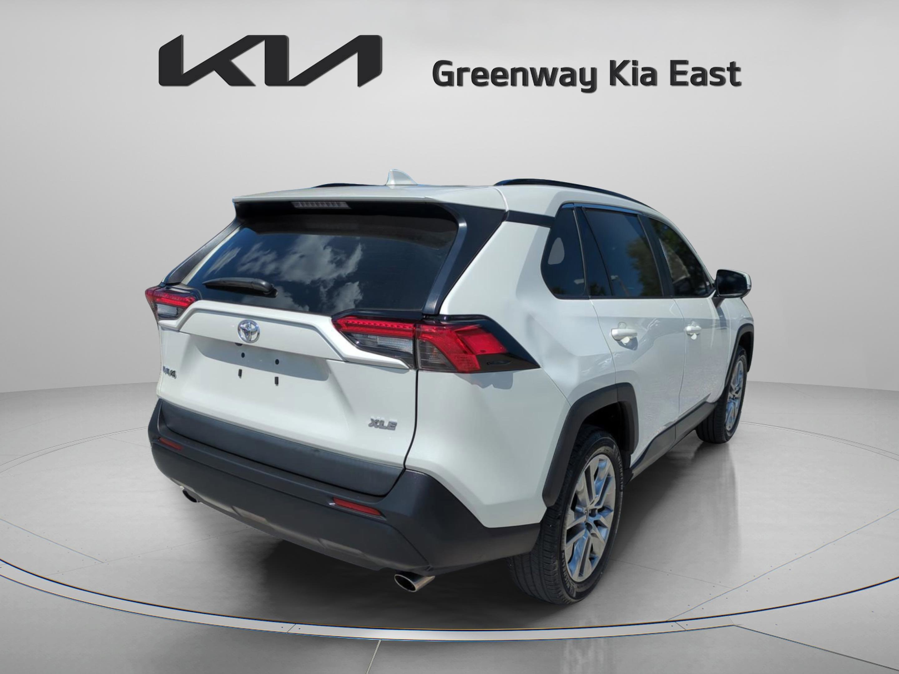Used 2022 Blizzard Pearl Toyota XLE Premium image 6