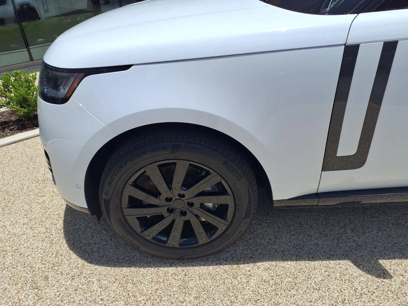 Used 2025 Fuji White Land Rover SE image 8