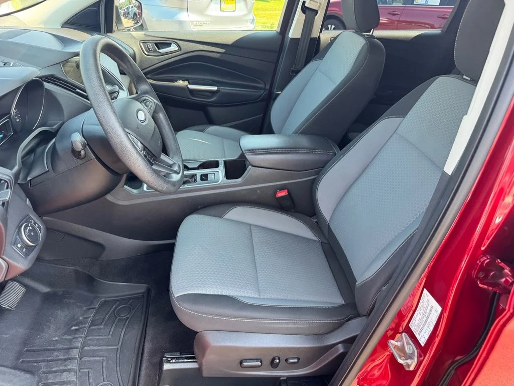 Used 2019 Red Ford SE image 5