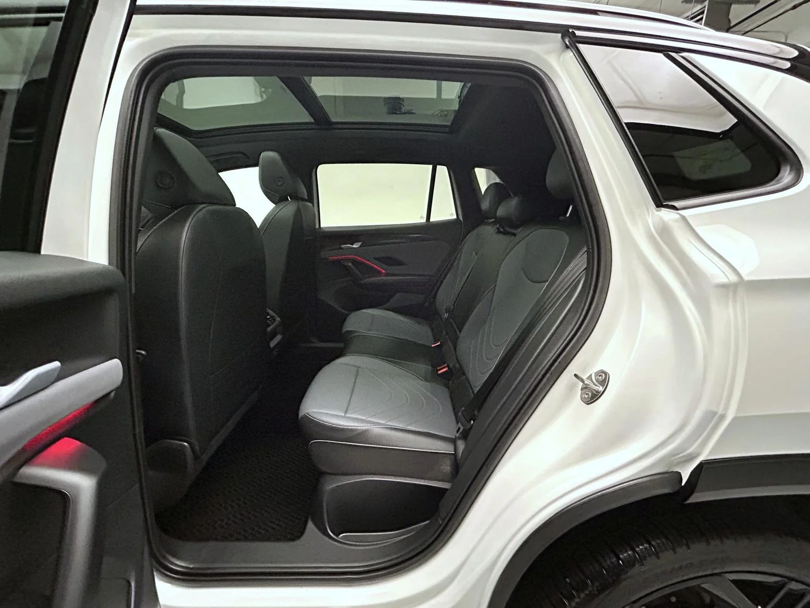 Used 2025 White Volkswagen 2.0T SE R-Line Black image 19
