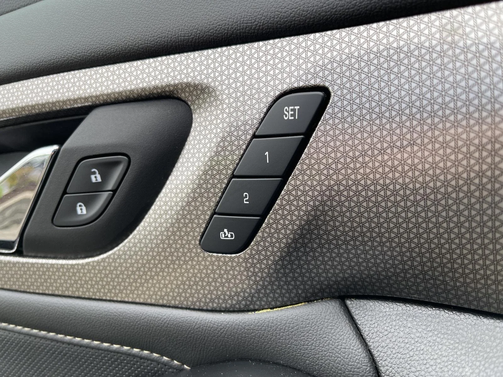 Used 2023 Iridescent Pearl Tricoat Chevrolet Premier image 18