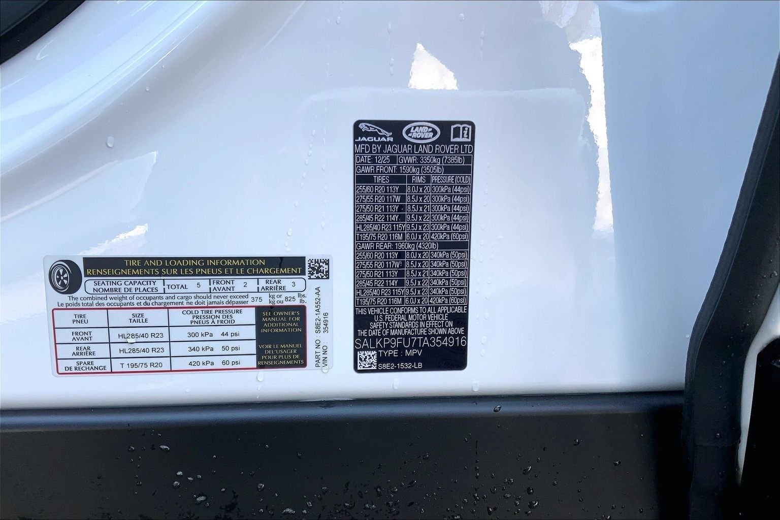 New 2026 Ostuni Pearl White Land Rover SE image 18