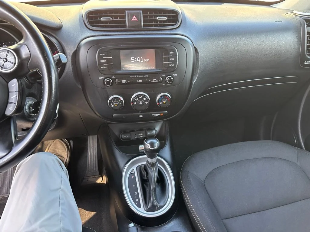 Used 2016 Blue Kia Plus image 15