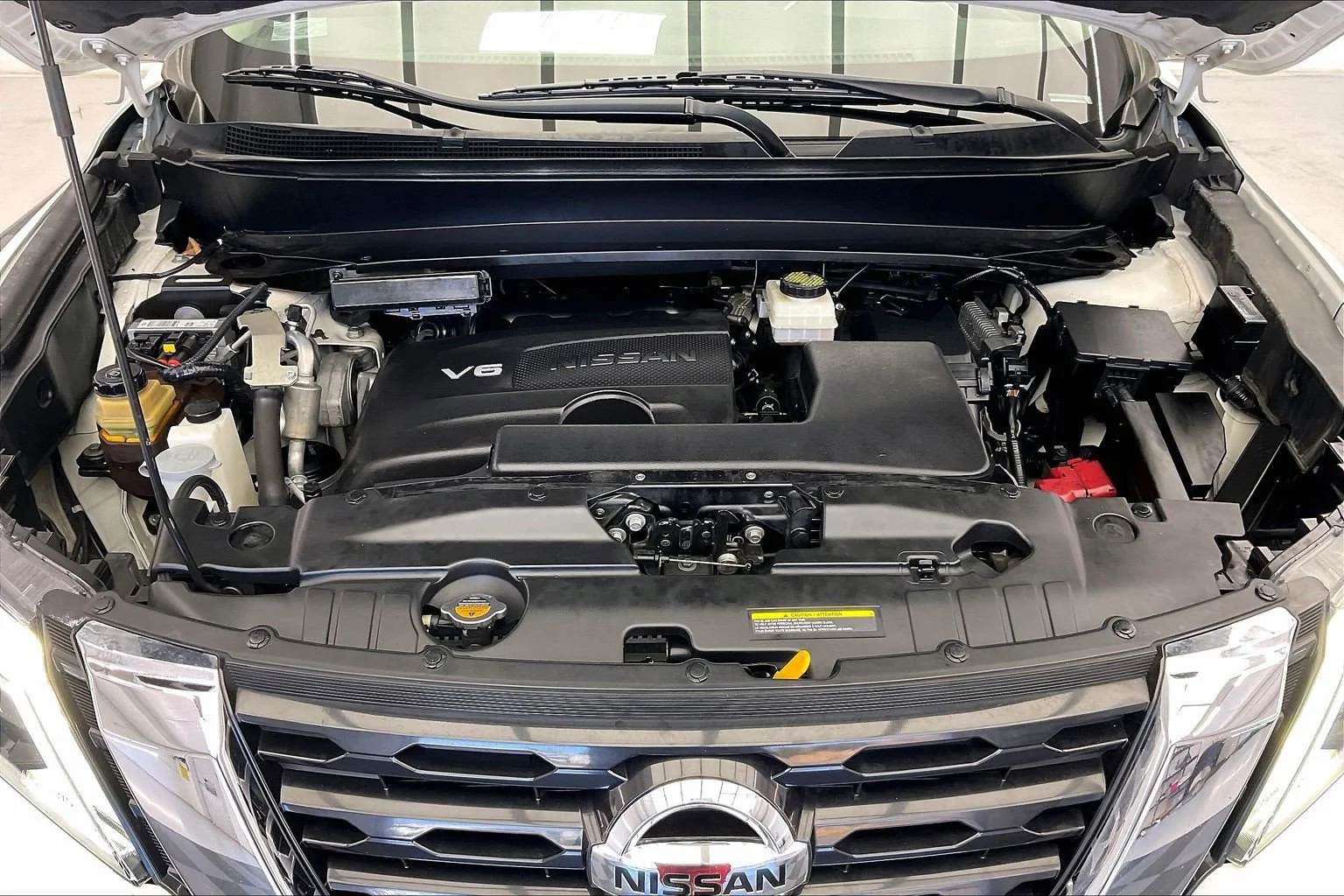 Used 2020 Glacier White Nissan SL image 9