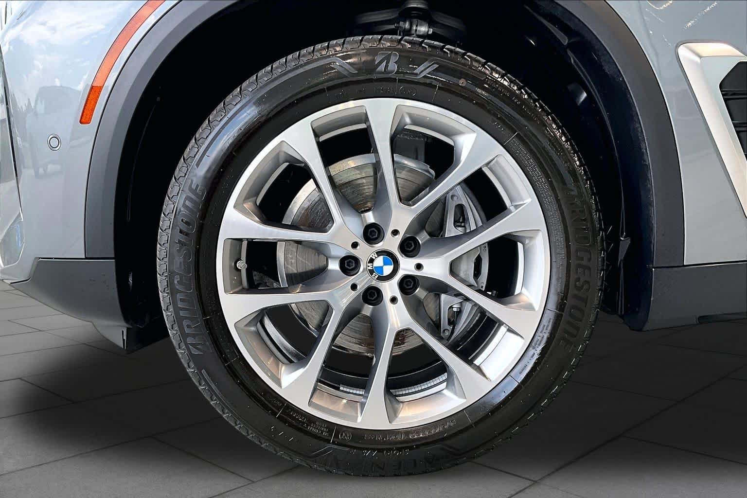 Used 2026 Skyscraper Grey Metallic BMW sDrive40i image 10