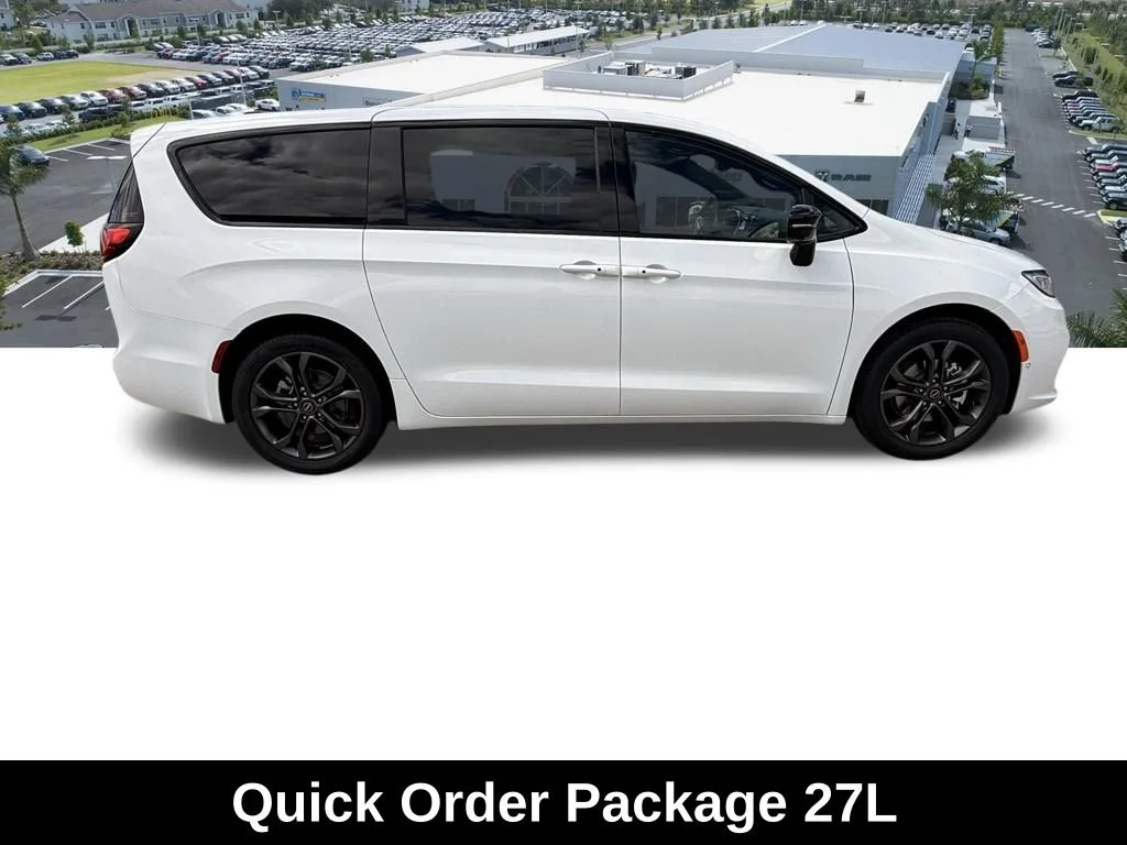 New 2026 Bright White Clear-Coat Exterior Paint Chrysler Select image 3