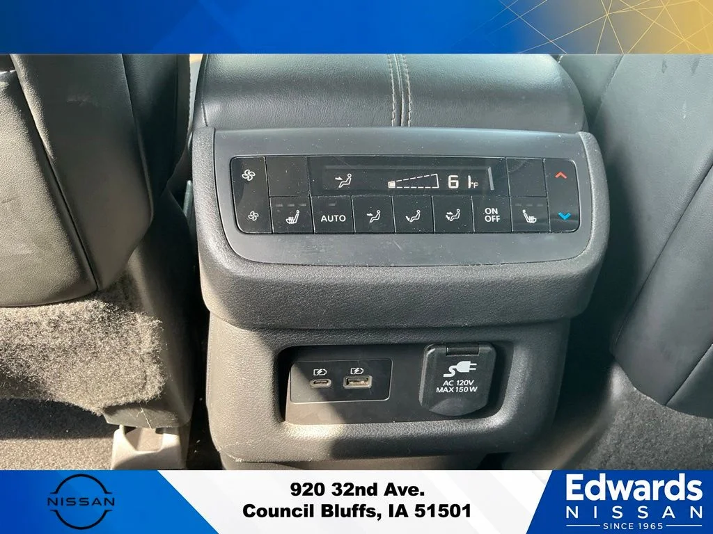 Used 2022 Black Nissan Platinum image 19