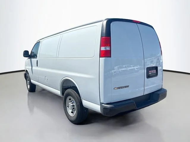 New 2025 Summit White Chevrolet WT image 9