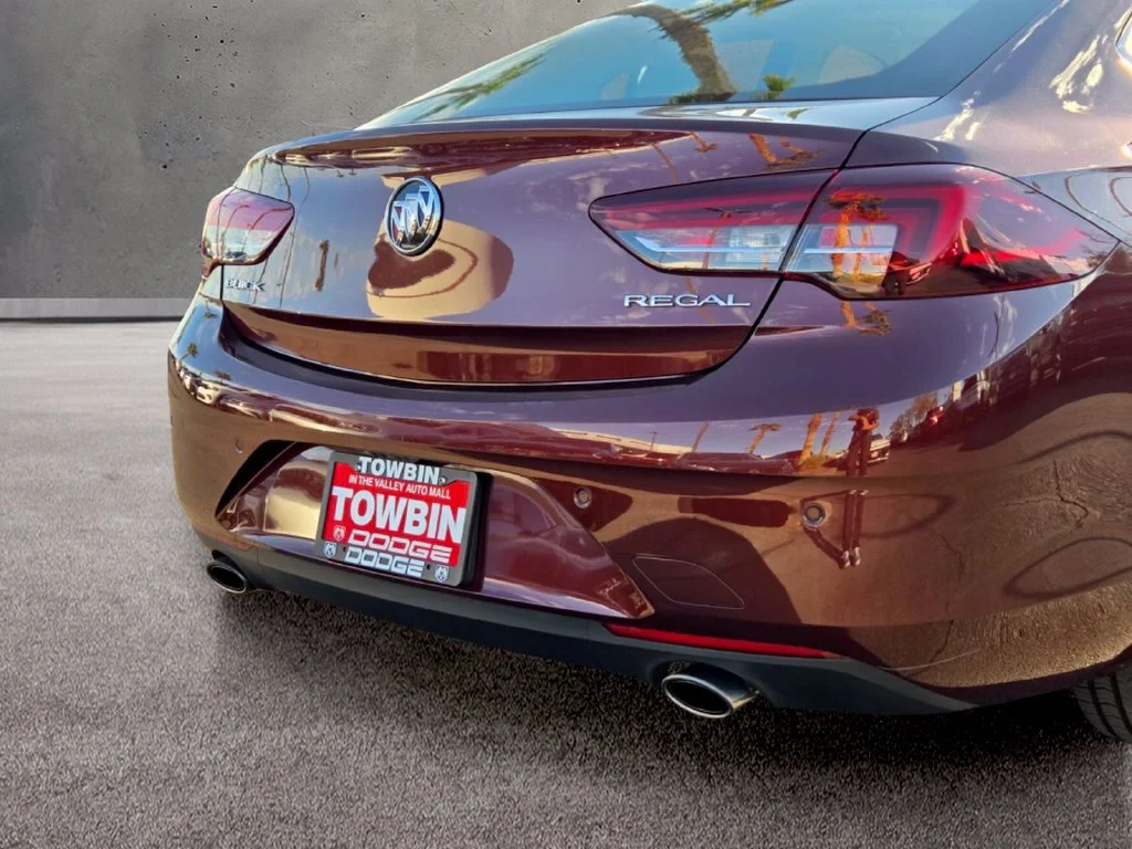 Used 2018 Red Buick Preferred image 5