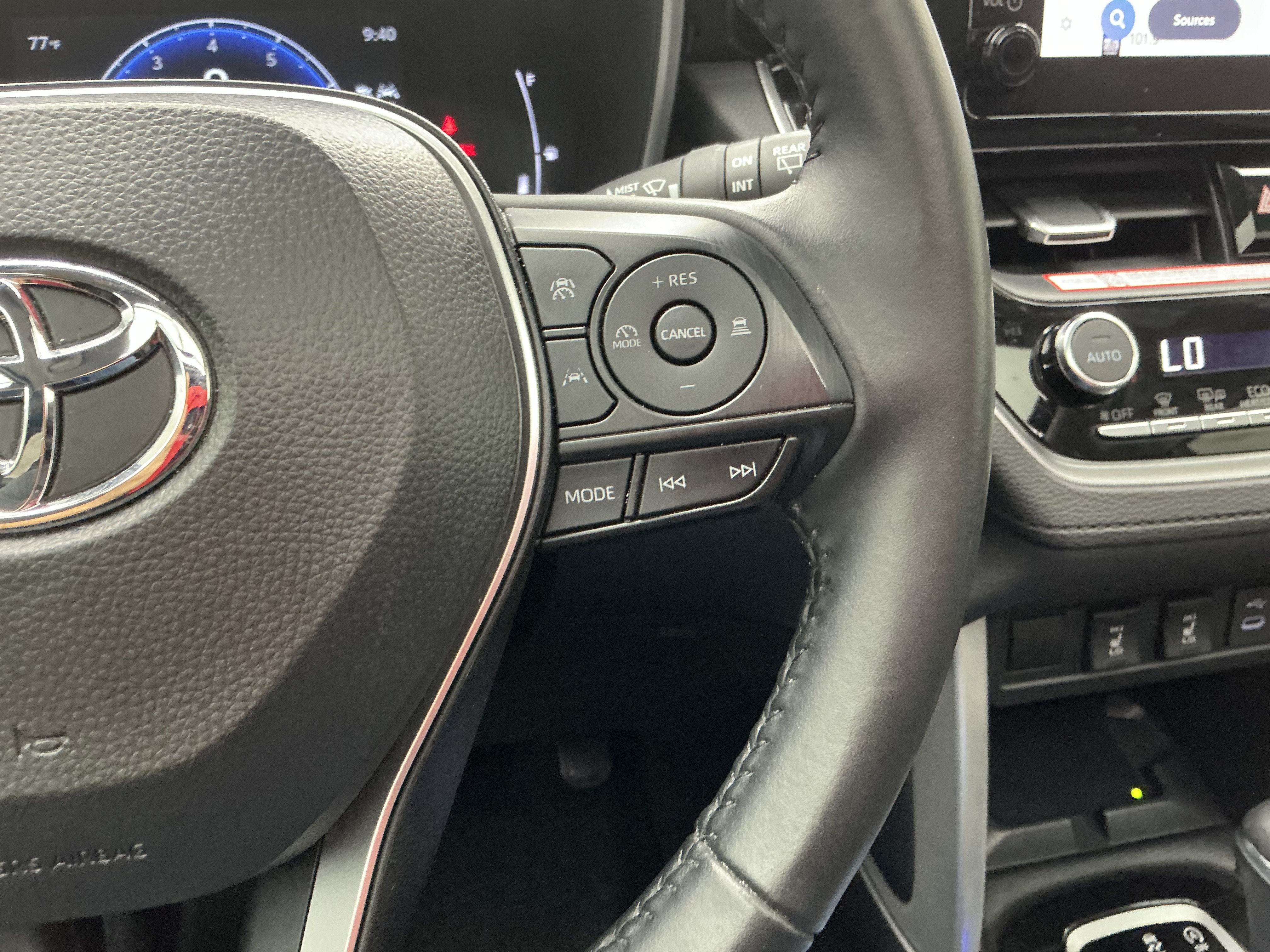 2025 Toyota Corolla Cross XLE - Photo 10