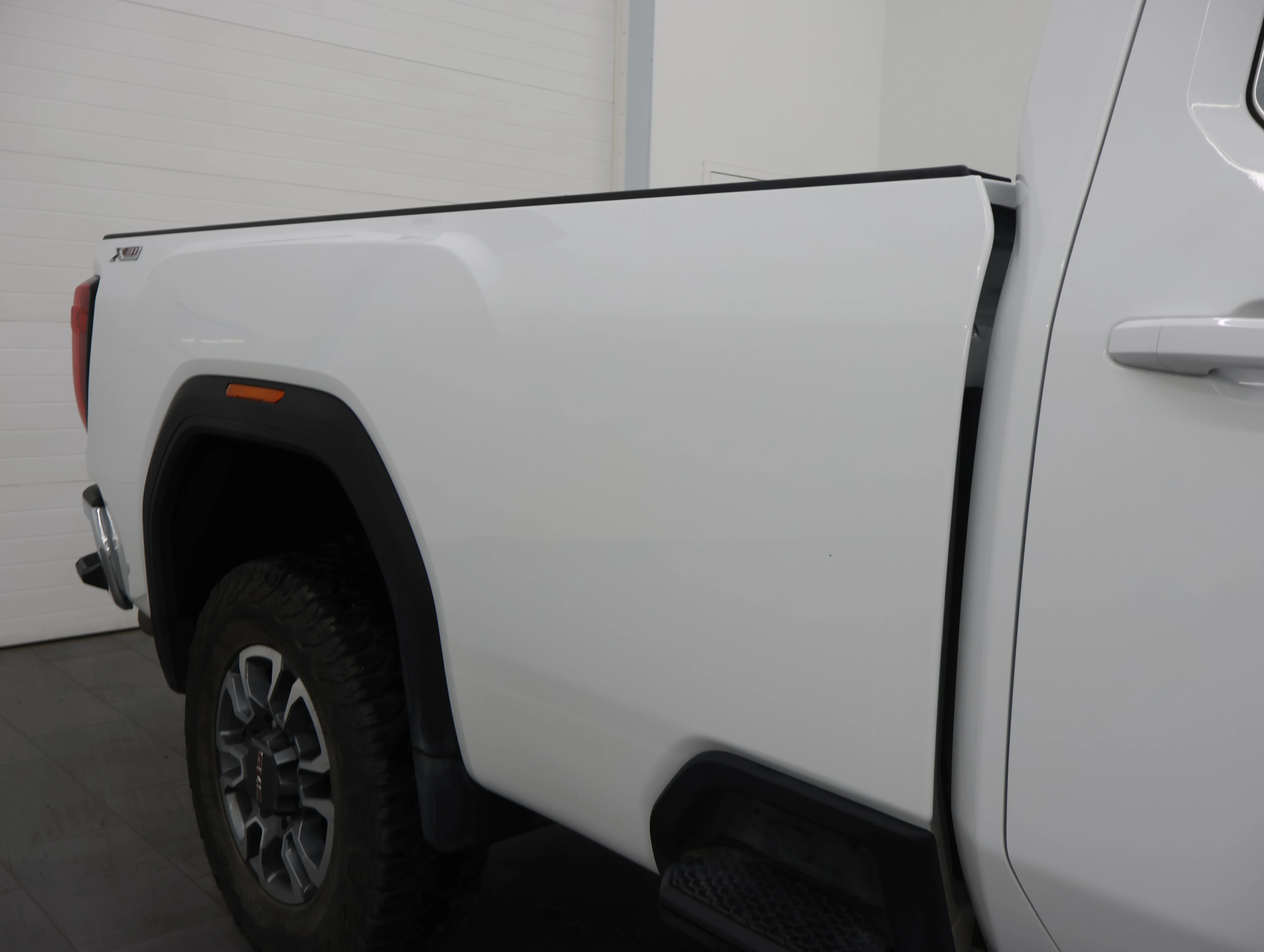 Used 2025 Summit White GMC SLE image 27