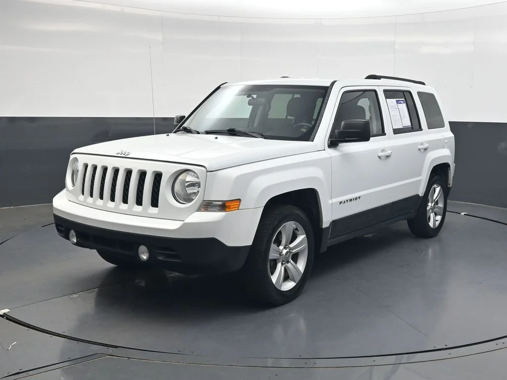 Used 2015 Bright White Clearcoat Jeep Latitude image 8