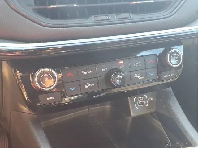 Used 2025  Jeep Trailhawk image 9