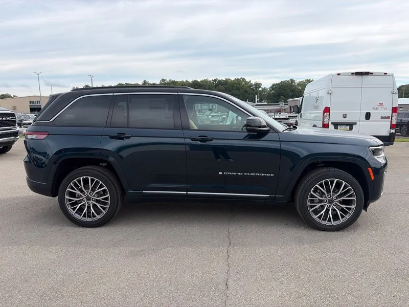 New 2027 Fathom Blue Pearl-Coat Paint Jeep Summit image 2