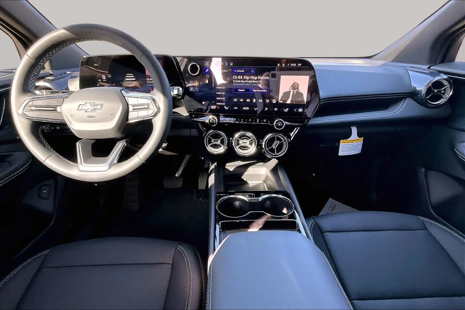 Used 2025 Summit White Chevrolet FWD LT image 5