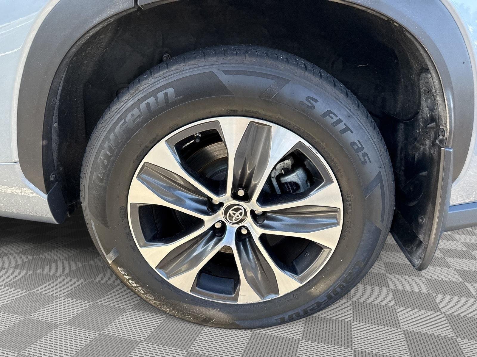 Used 2022 Moon Dust Toyota XLE image 18