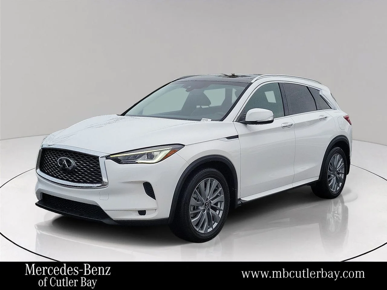 Used 2023 White INFINITI LUXE image 1