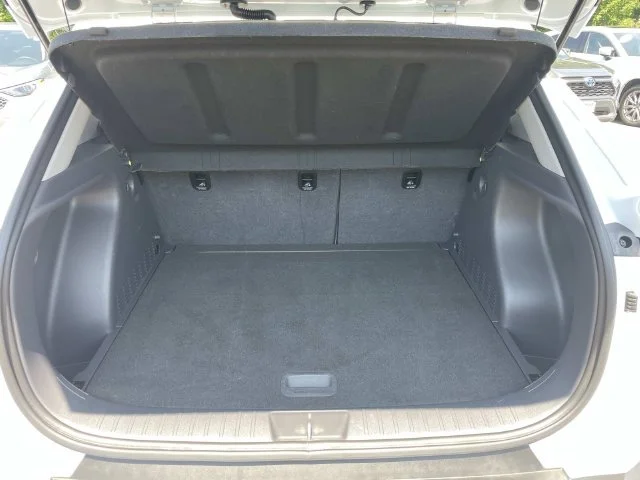 Used 2025 White Hyundai SEL image 7